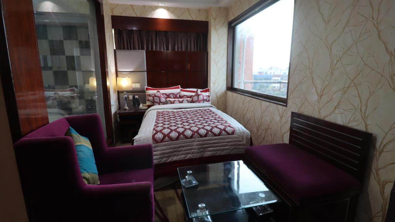 Skycity Hotel Gurgaon Exteriör bild
