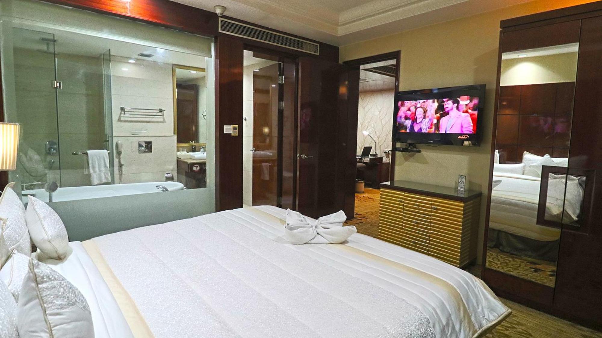 Skycity Hotel Gurgaon Exteriör bild