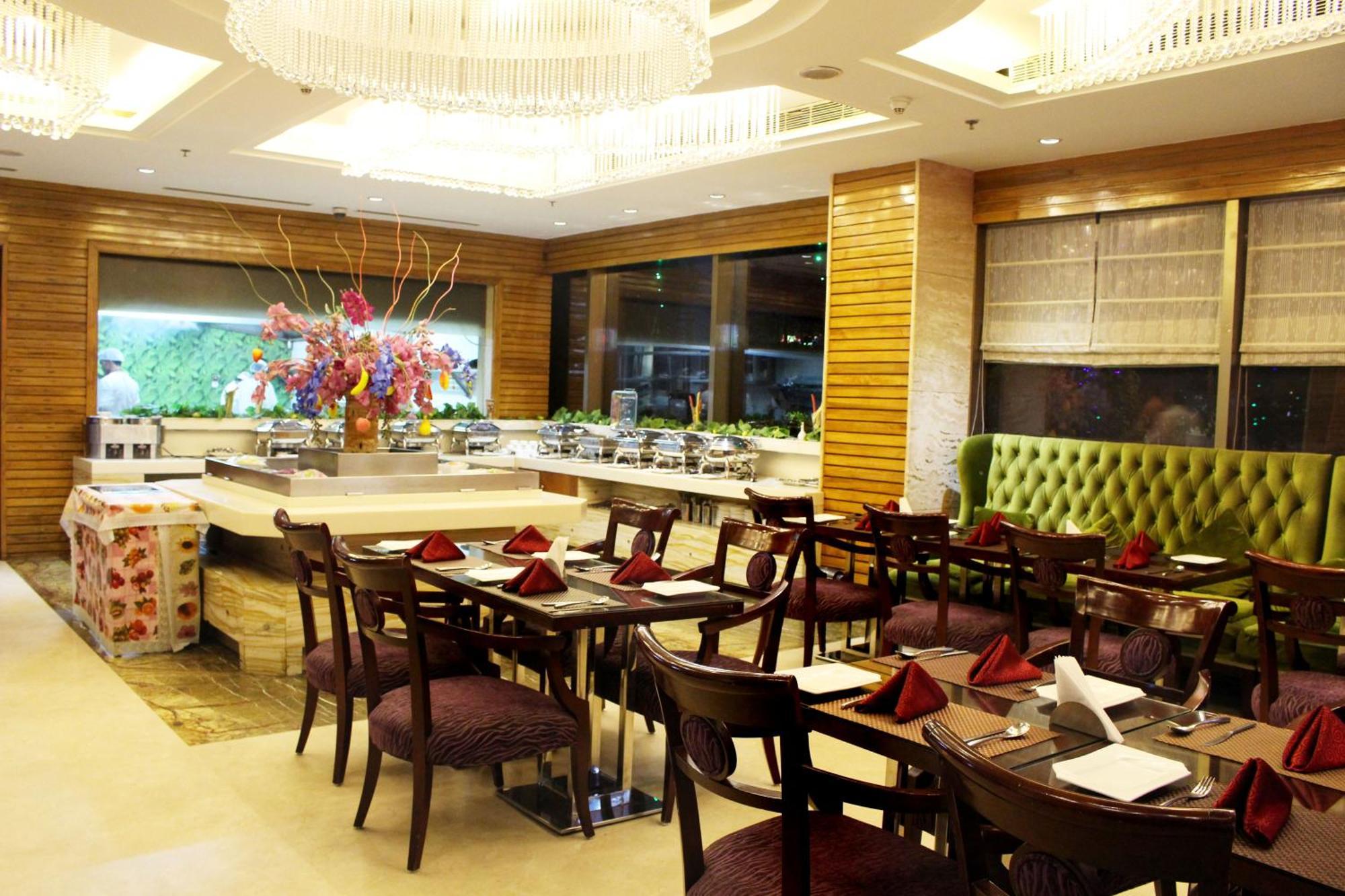 Skycity Hotel Gurgaon Exteriör bild