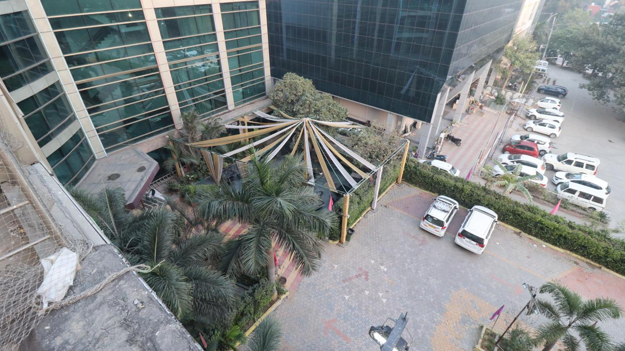 Skycity Hotel Gurgaon Exteriör bild