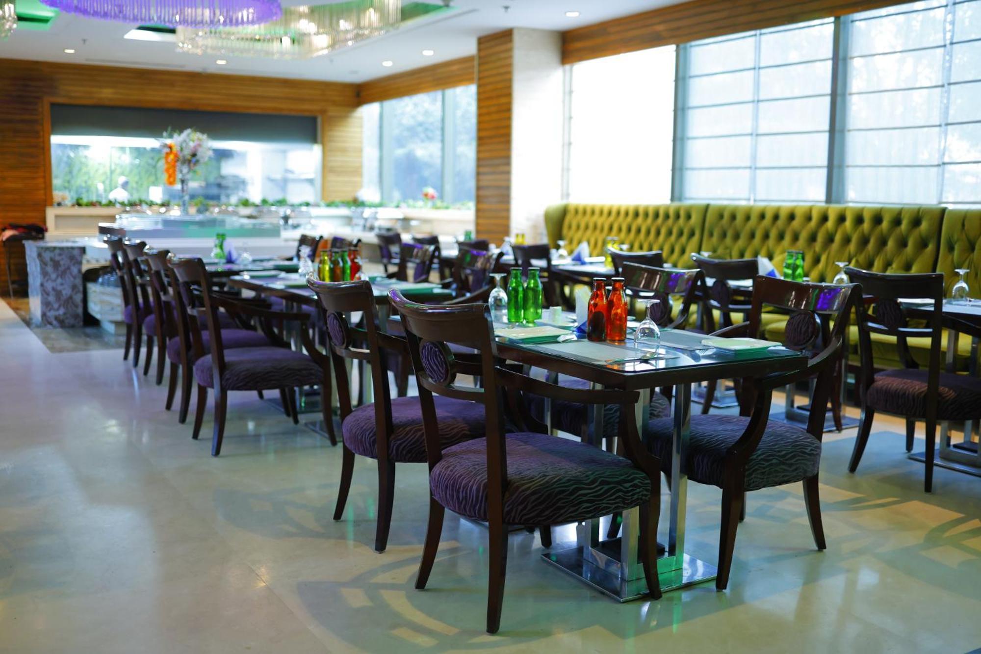 Skycity Hotel Gurgaon Exteriör bild